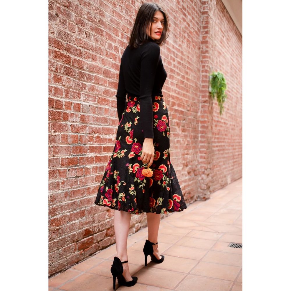 Eva Franco Floral Embroidered black Skirt with red roses tulip shape NWT midi - Picture 4 of 4